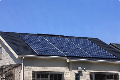 設置後の屋根。太陽光パネルが一面に設置され、自家発電が可能になった住宅の写真